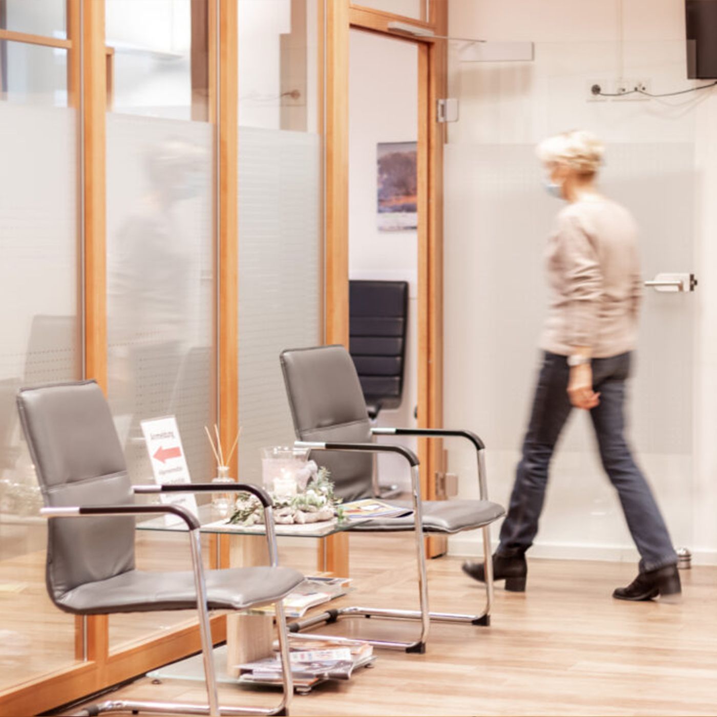 Blick in den Praxisflur des MVZ am Ostebogen mit Sitzbereich – Einblick in die praktische Tätigkeit und Supervision während der Weiterbildung Fachpsychotherapeut:in Verhaltenstherapie.